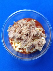 5 mezclar tomate, huevo y bonito