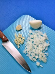 1 picar cebolla y ajo