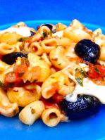 pasta con tomate, perejil, aceitunas y mozzarellaaaaa