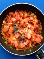 3 añadir tomate y especias