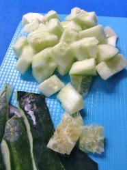 1 pelar y picar pepino