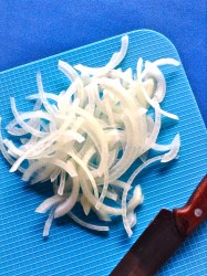 picar cebolla blanca juliana