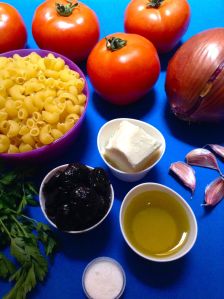 pasta con tomate, perejil, aceitunas y mozzarella ingr