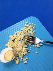 6 escachar el huevo duro