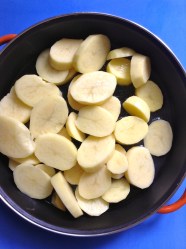4 untar aciete y colocar patatas
