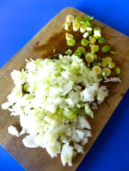 2 picar cebolla y ajetes