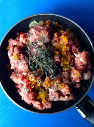 2 añadir carne especias hiervas