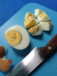 4 pelar y trocear huevo
