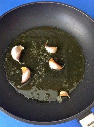 4 añadir aceite y ajos