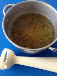 1 hervir cebolla, ajo, hortelá y cubitos