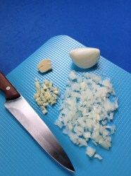 4 picar cebolla y ajo