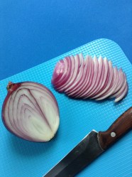 2 picar cebolla roja juliana