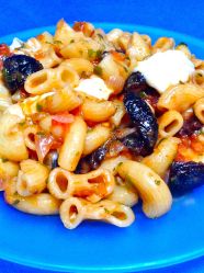 pasta con tomate, perejil, aceitunas y mozzarellaaaa