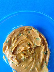 22 juntar maní y perejil