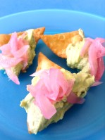 guacamole con nachos caseros y encurtido de paiteña - mv