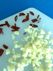 2 picar ajo y guindillas