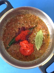 4 añadir pimentón y pimiento choricero