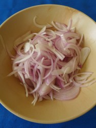 1 cebolla en juliana