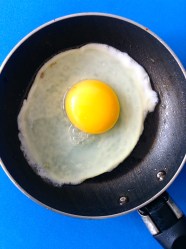 26 freir huevo
