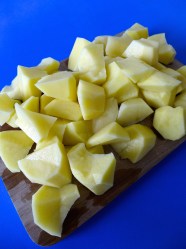 1 pelar y partir patatas