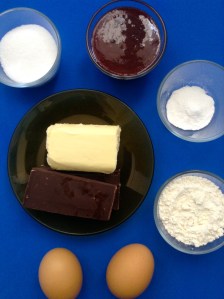 bizcocho de fresa y chocolate ingr