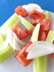 8 cortar tomate cebolla pepino